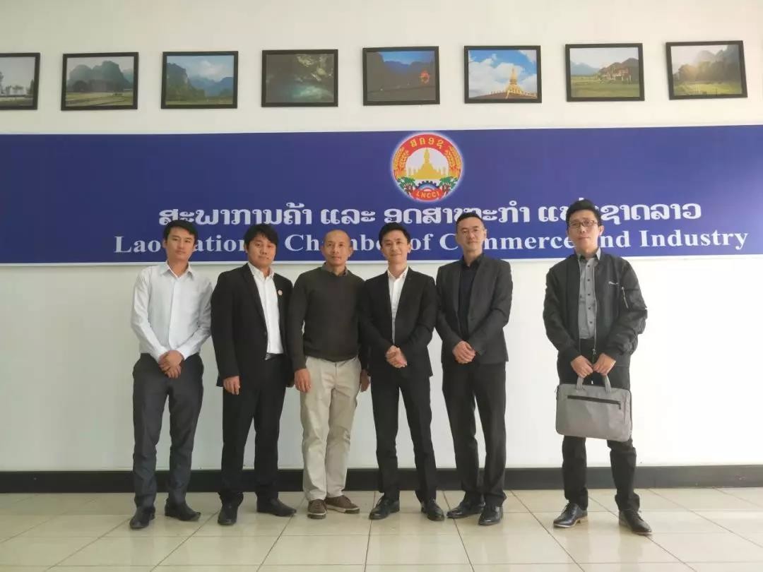 老挝国家工商联合会与四川商务代表团合影
